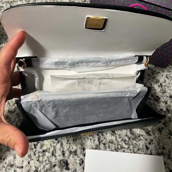 New Tory burch Robinson chain wallet. - Picture 5 of 7